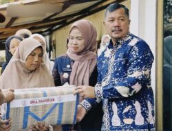 Bupati Monadi & Isteri Tercinta Kunjungi Warga Teekena Musibah Kebakarab Desa Kemantan Tinggi, wujud dari Kepedulian.