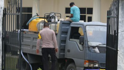 *Di Tengah Kekeringan, Polres Fakfak Hadir Bawa 13.200 Liter Air Bersih untuk Gereja dan Pesantren*
